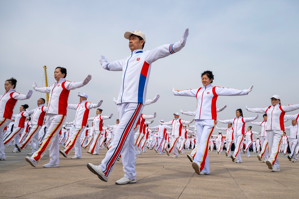 4月12日，市民在佳木斯市“喊江節”主會場進行廣場舞表演。新華社記者 張濤 攝