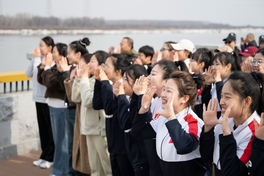 4月12日，人們在佳木斯市“喊江節”主會場高喊“開江啦”。新華社記者 張濤 攝