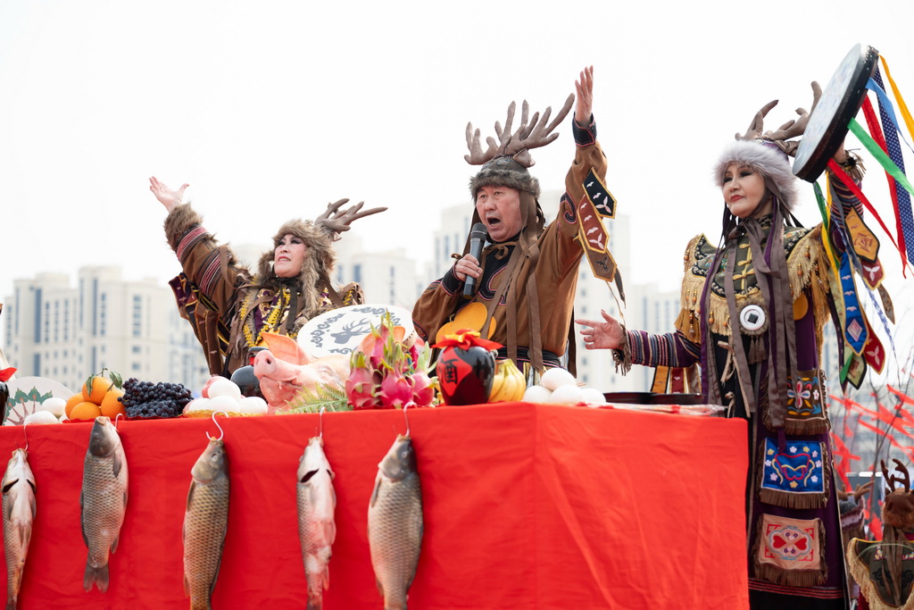 這是4月12日在佳木斯市“喊江節”主會場拍攝的赫哲族開江祈福儀式。新華社記者 張濤 攝