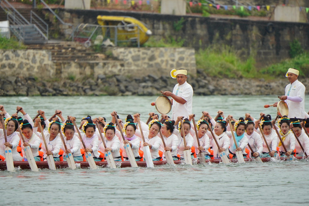 4月13日，在西雙版納傣族自治州景洪市，人們參與傳統龍舟表演賽。