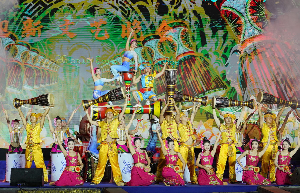 4月12日，在西雙版納傣族自治州景洪市，演員在傣歷新年節（2025年潑水節）文藝晚會上表演。