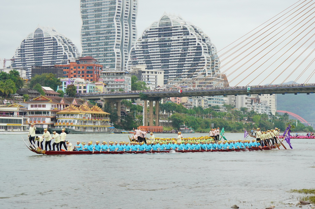 4月13日，在西雙版納傣族自治州景洪市，人們參與傳統龍舟表演賽。