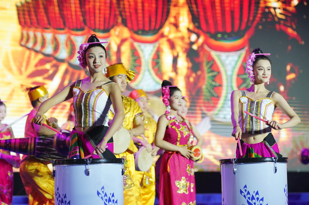 4月12日，在西雙版納傣族自治州景洪市，演員在傣歷新年節（2025年潑水節）文藝晚會上表演。