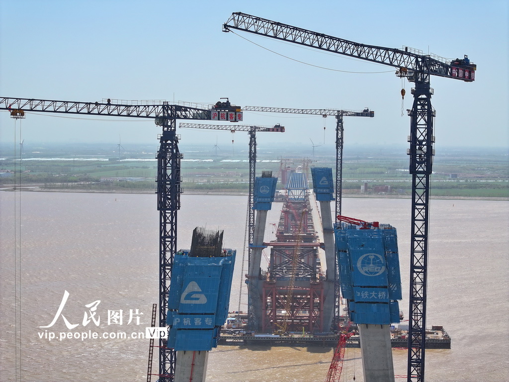 崇啟公鐵長江大橋主塔高度突破百米【3】