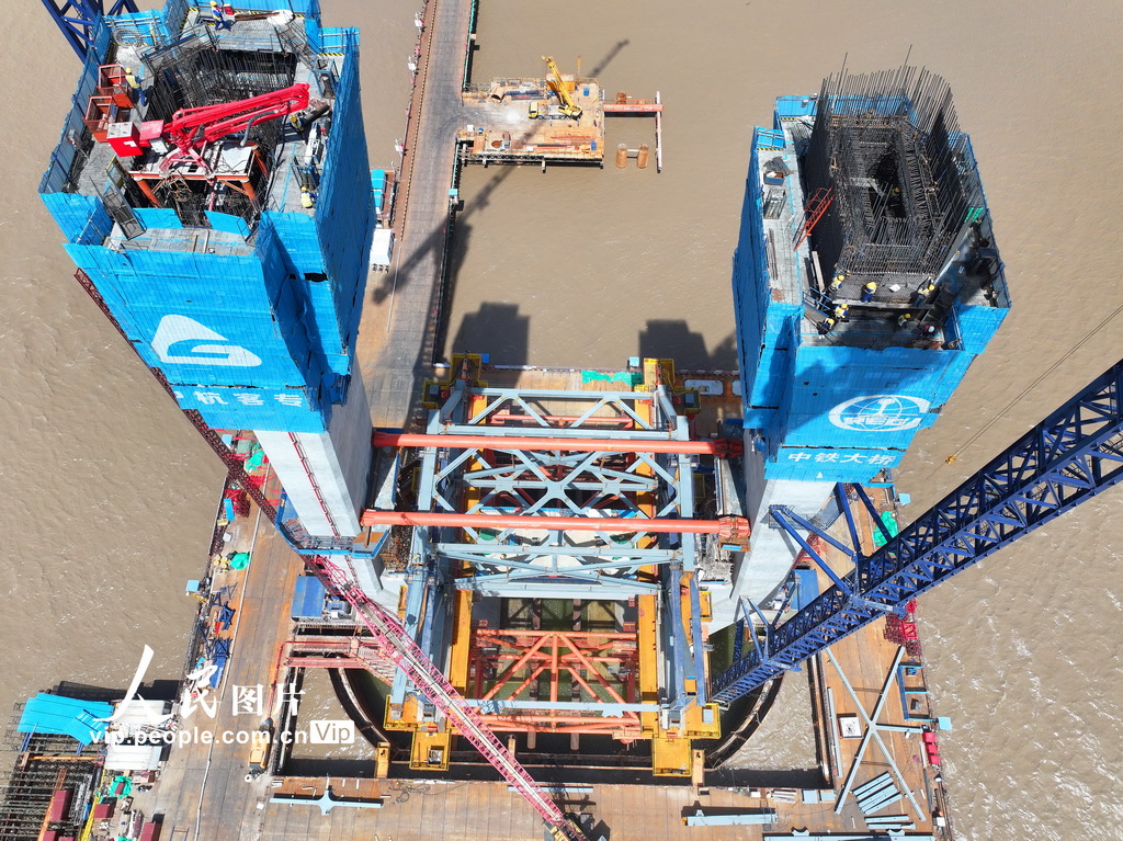 崇啟公鐵長江大橋主塔高度突破百米【4】