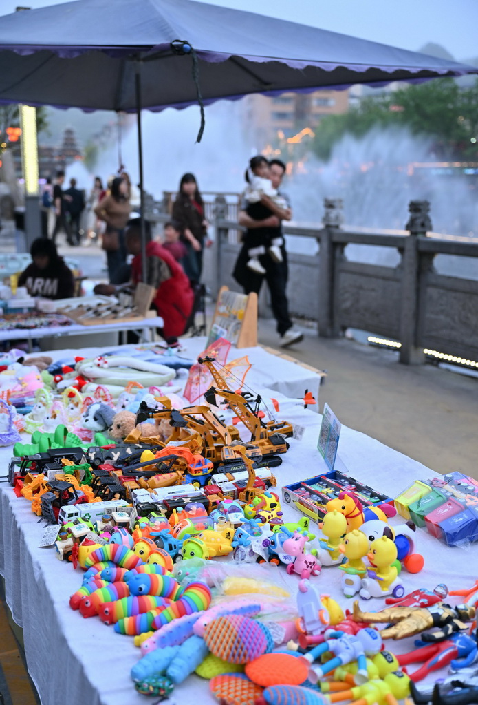 4月12日拍攝的宣恩縣城貢水河畔的地攤。