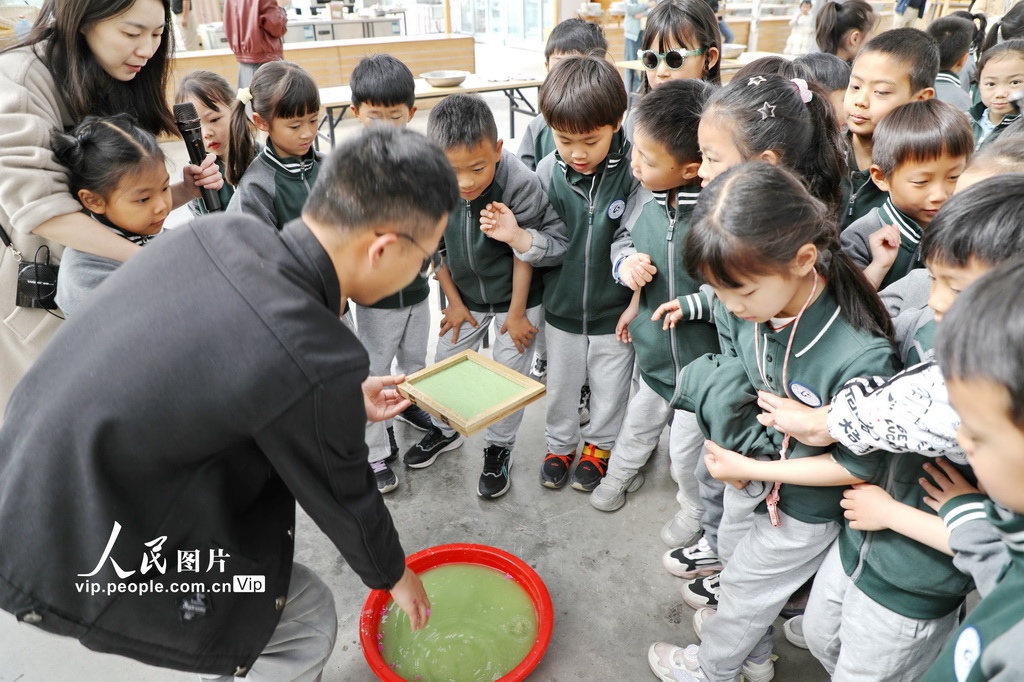 4月13日，學生們正在學習制作花草書。