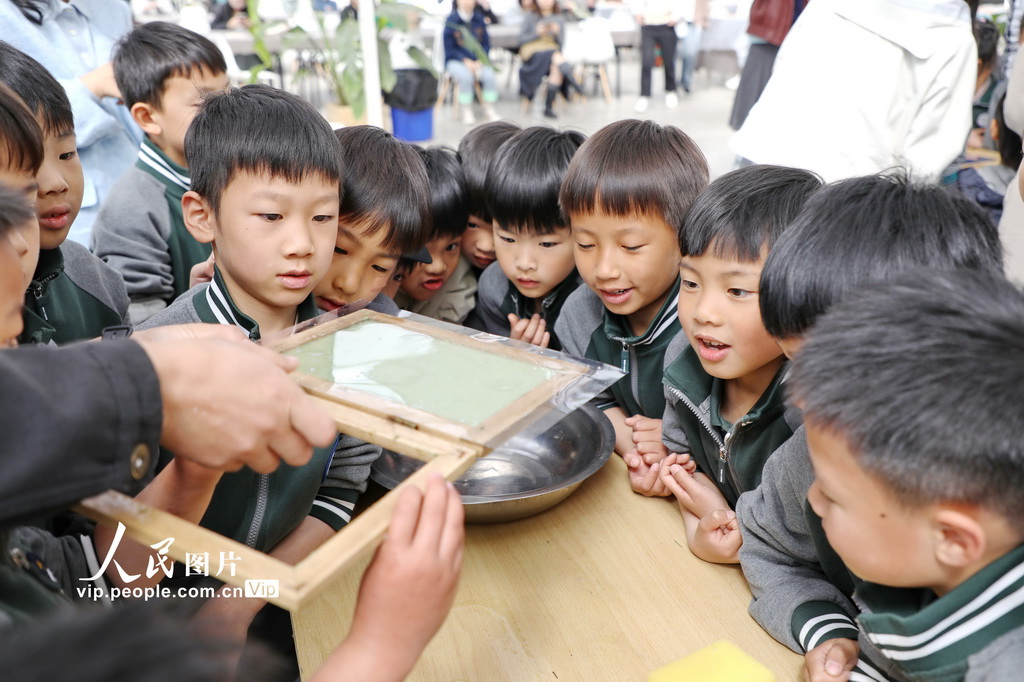 4月13日，學生們正在學習制作花草書。