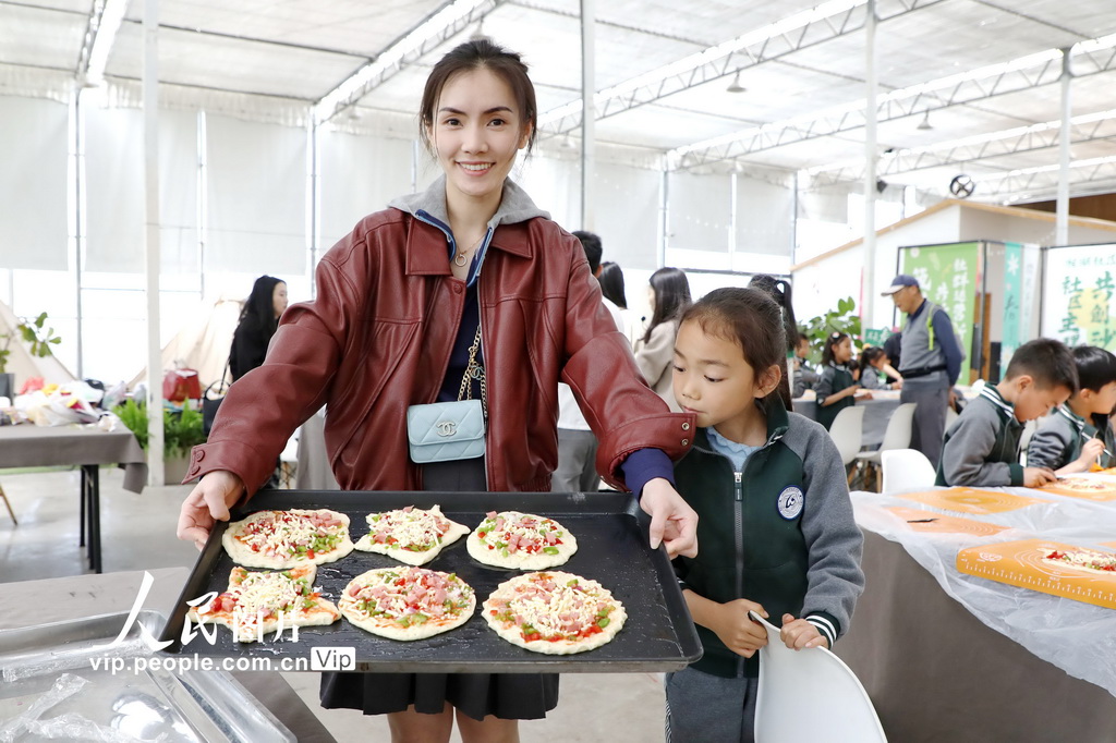 4月13日，家長展示學生們制作的披薩。