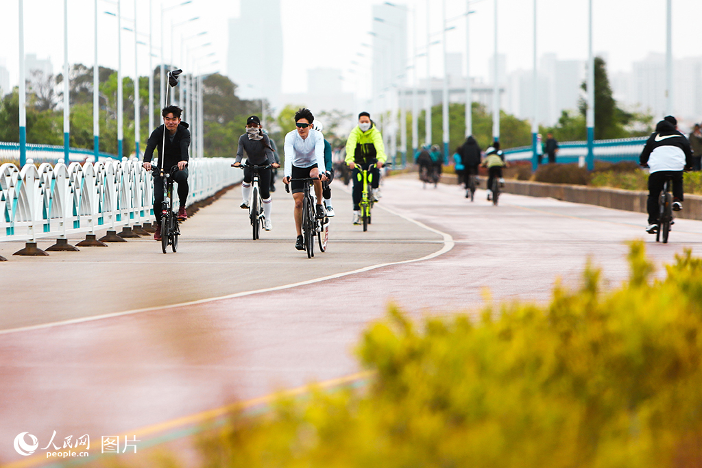 4月13日，云南昆明滇池綠道吸引諸多騎行愛好者。人民網記者 莊志斌攝