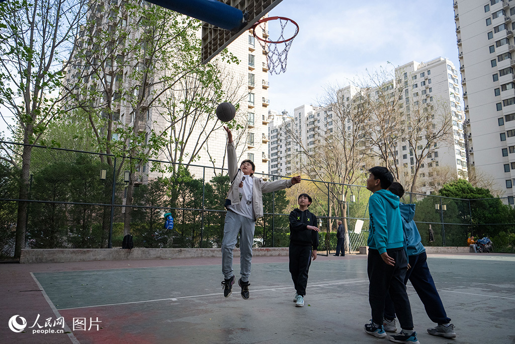 4月12日，河北省三河市燕郊一小區籃球場，孩子們正在打籃球。人民網記者 翁奇羽攝