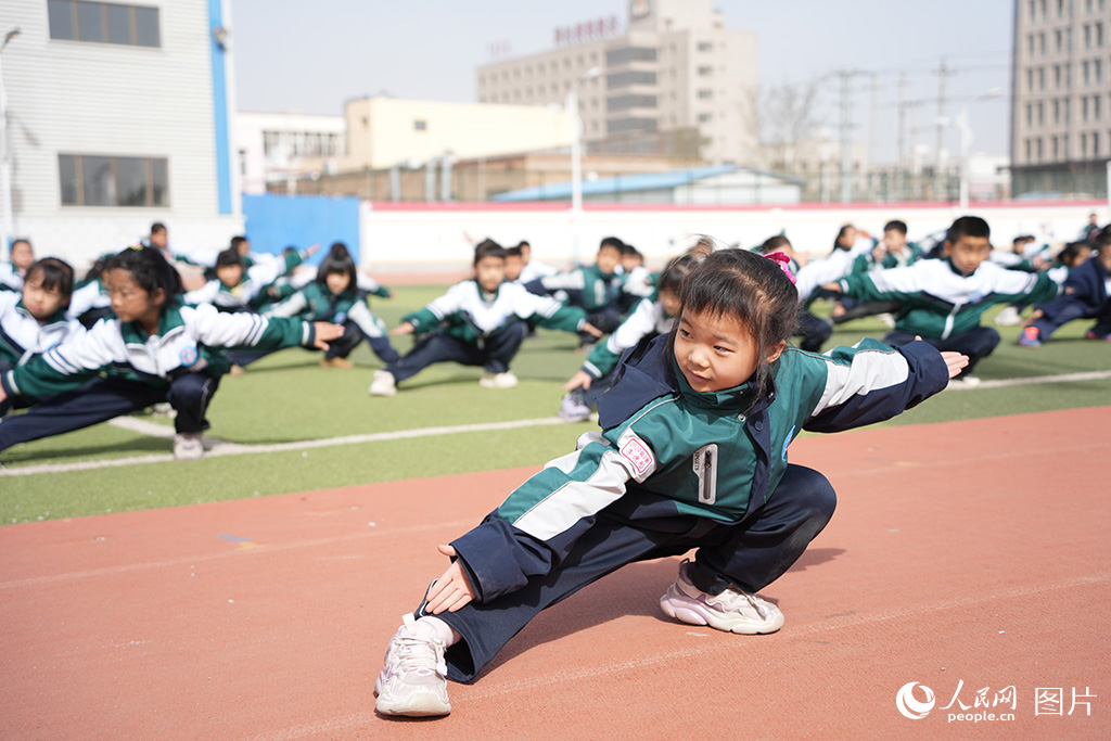 4月11日，內蒙古鄂爾多斯市達拉特旗第五小學學生在“零點體育”時間進行武術鍛煉。人民網記者 苗陽攝