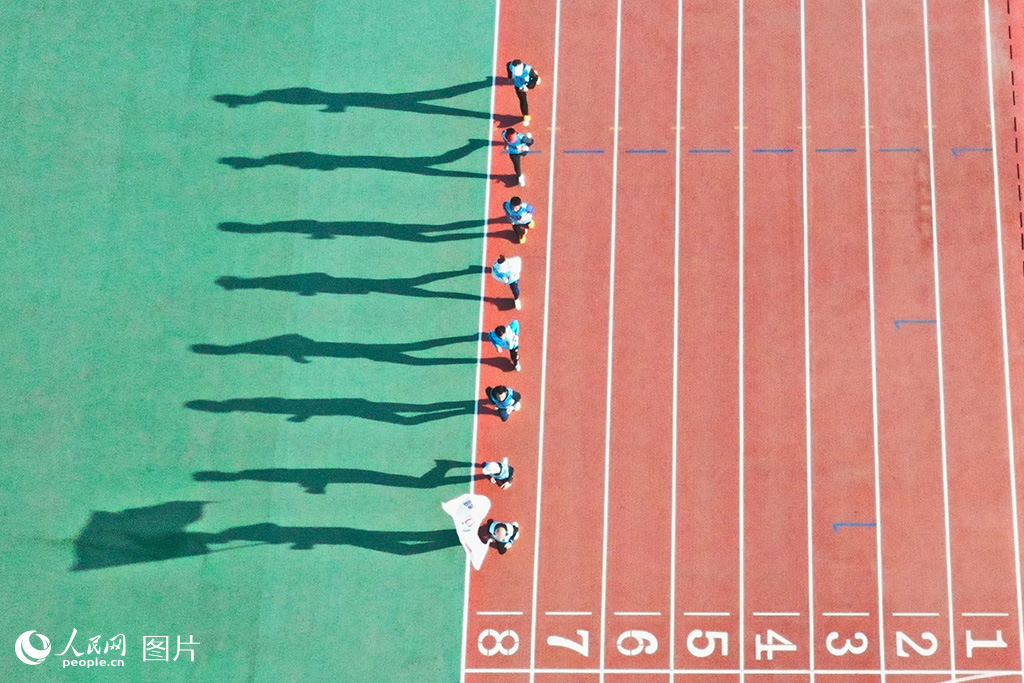 4月10日，在河北省承德市高新區承德市奧體中心內，市民為響應國家“健康中國2030”戰略”及“體重管理年”3年行動計劃，開始常態化跑步健身活動，旨在通過科學運動改善體質、管理體重、倡導健康生活方式。人民網記者 周博攝