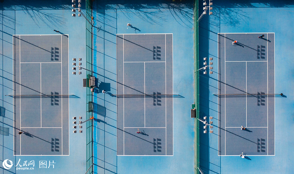 4月9日，在山西省太原市，在“網球熱”的帶動下，許多市民正在揮拍打網球。人民網記者 王帆攝