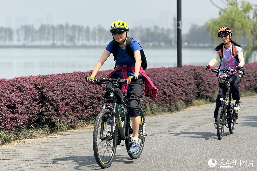 4月9日，市民在武漢東湖綠道騎行，吹著湖風，鍛煉身體，享受健康生活。人民網記者 周恬攝