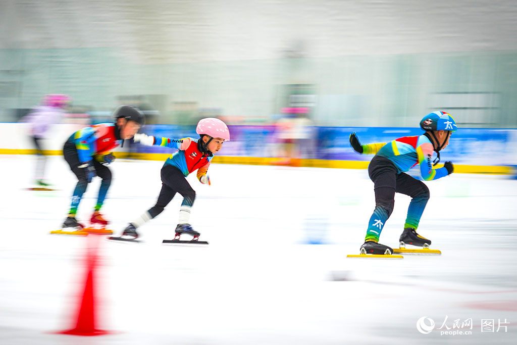 4月8日，在黑龍江省哈爾濱市道里區冰上運動中心氣膜冰場內，孩子們正在練習滑冰，感受著冰上運動帶來的樂趣。人民網記者 蘇靖剛攝