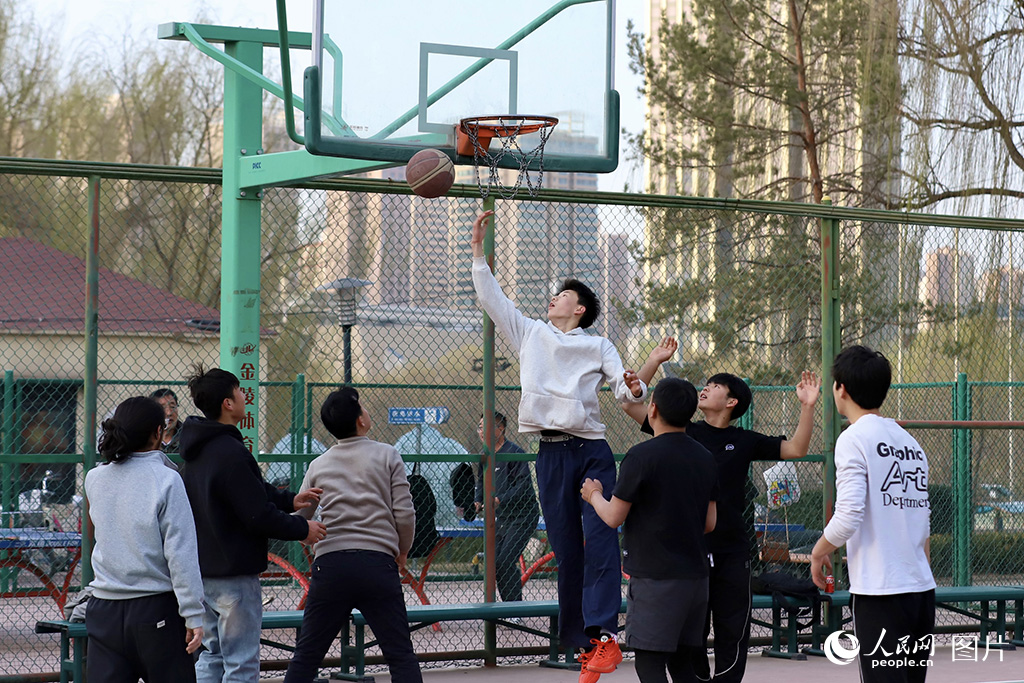 4月6日，市民在甘肅省蘭州市體育公園打籃球。人民網記者 焦隆攝