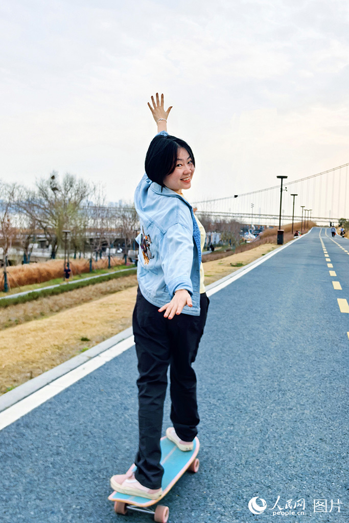 4月5日，在湖北省武漢市漢陽江灘，一名年輕人正在練習滑板。人民網記者 張沛攝