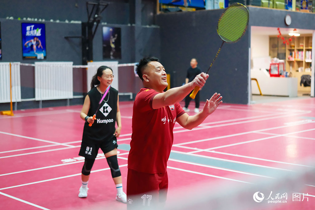 3月31日，內蒙古呼和浩特市，群眾參與羽毛球運動。人民網記者 張聿修攝