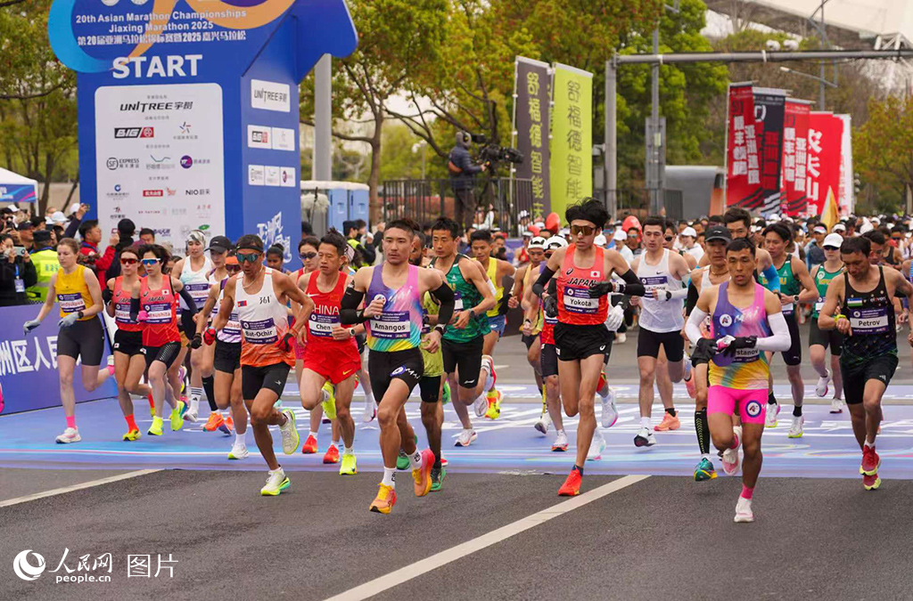 3月30日，第20屆亞洲馬拉松錦標賽暨2025嘉興馬拉松鳴槍開跑，53名亞馬選手和20000名嘉馬選手用奔跑的形式繪就了“最美亞馬在嘉興”的唯美畫卷。人民網 章勇濤攝