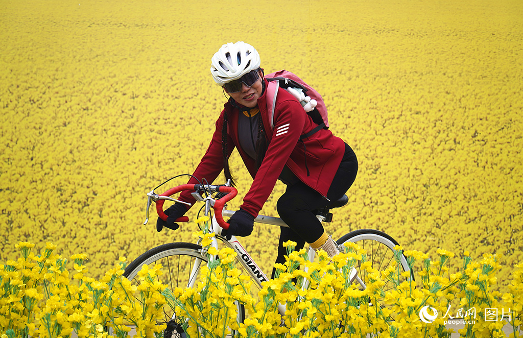 3月29日，在第二十四屆環大美青海國際公路自行車賽倒計時100天活動現場，西寧市民體驗騎行樂趣。人民網記者 楊啟紅攝