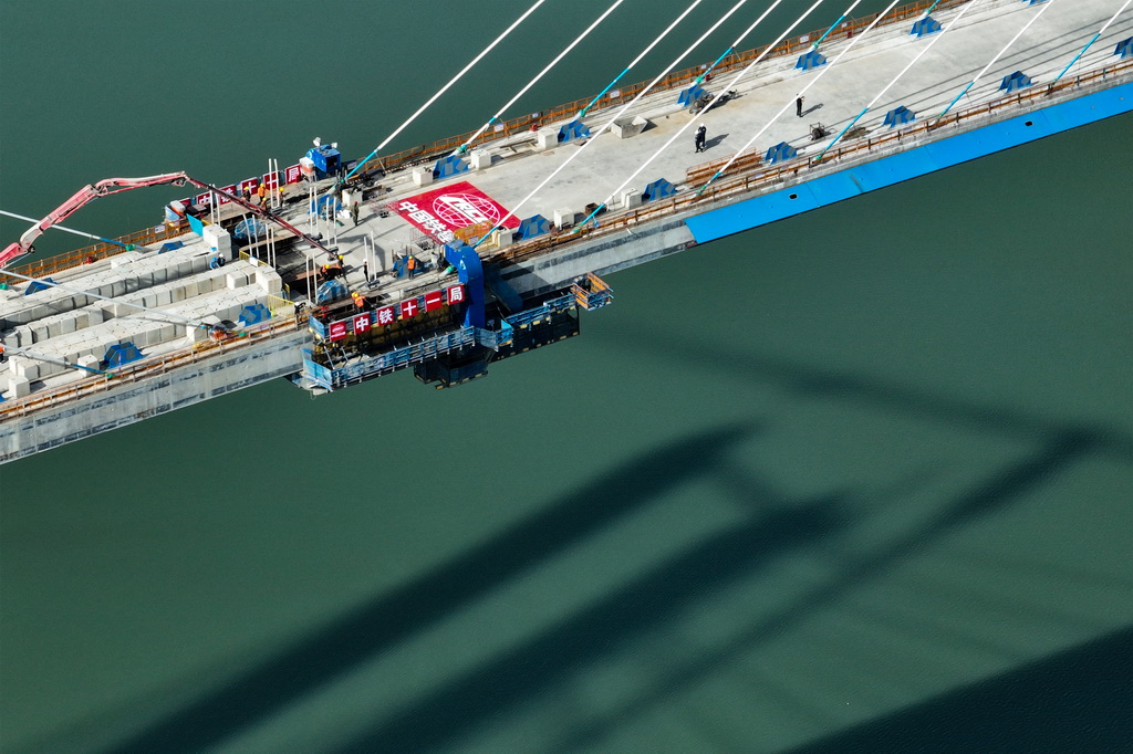 4月14日拍攝的漢江特大橋合龍施工現場（無人機照片）。