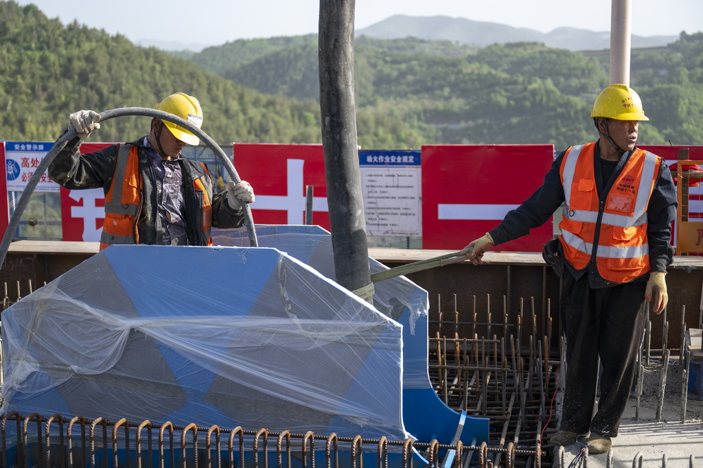 4月14日，中鐵十一局工人在漢江特大橋合龍施工現場作業。