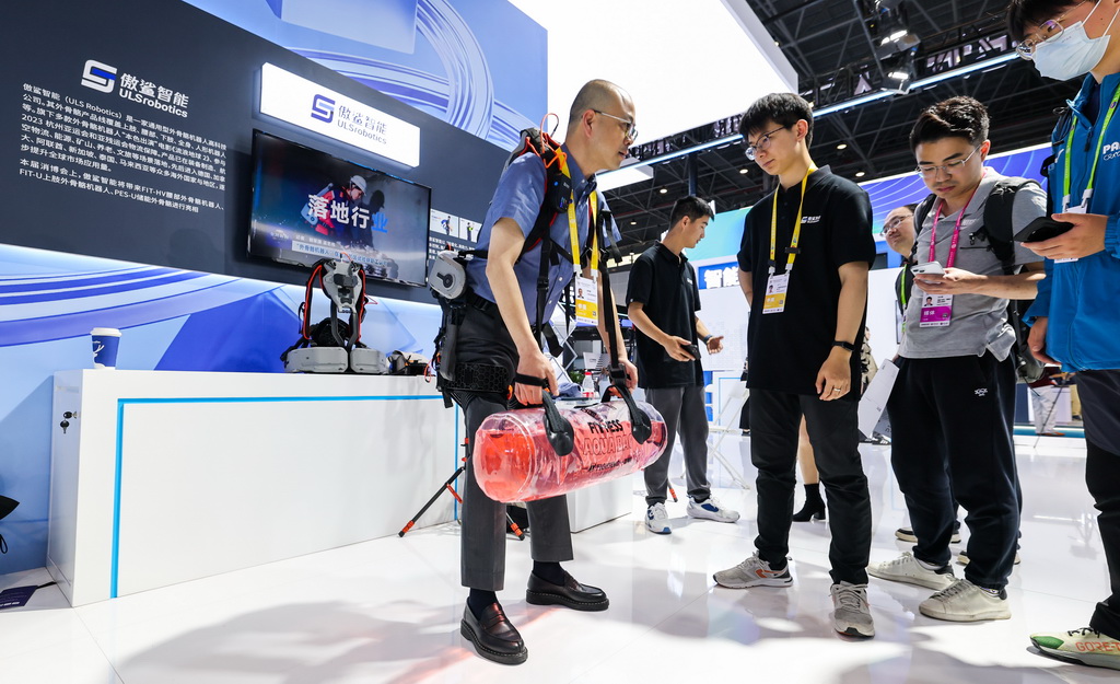 4月14日在第五屆消博會上拍攝的傲鯊智能展示的外骨骼機器人。新華社記者 楊冠宇 攝