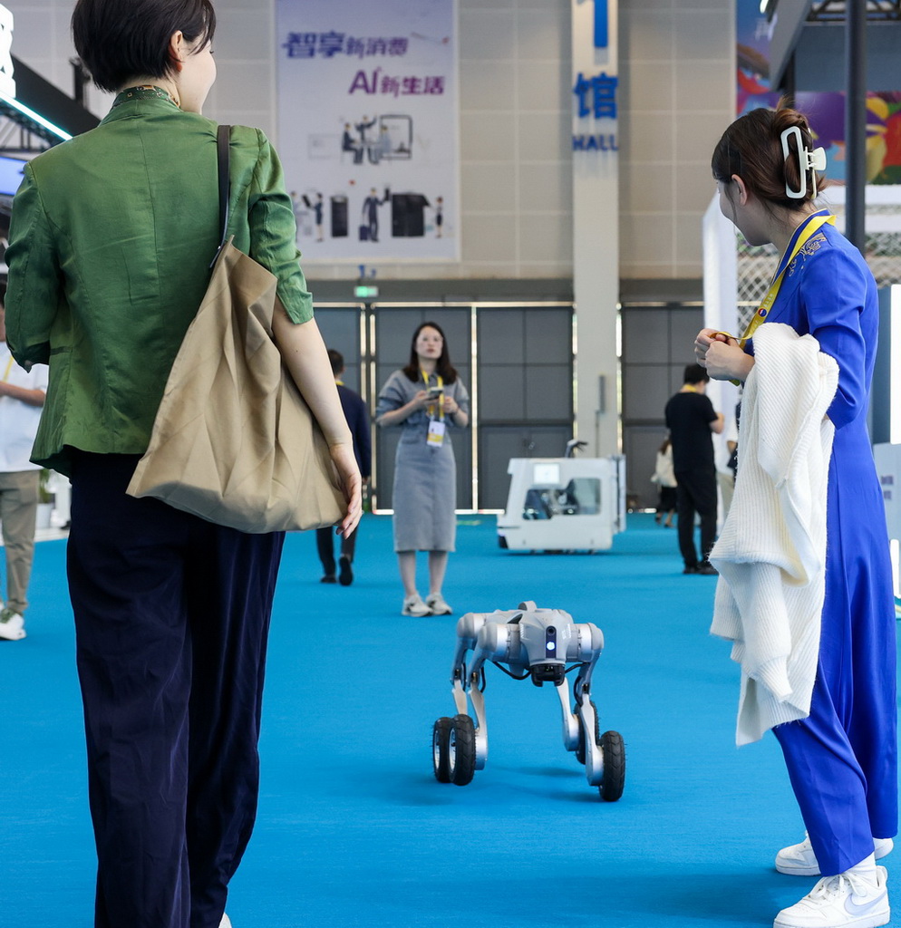 4月13日，宇樹科技展示的機器狗在第五屆消博會場館內活動。新華社記者 楊冠宇 攝