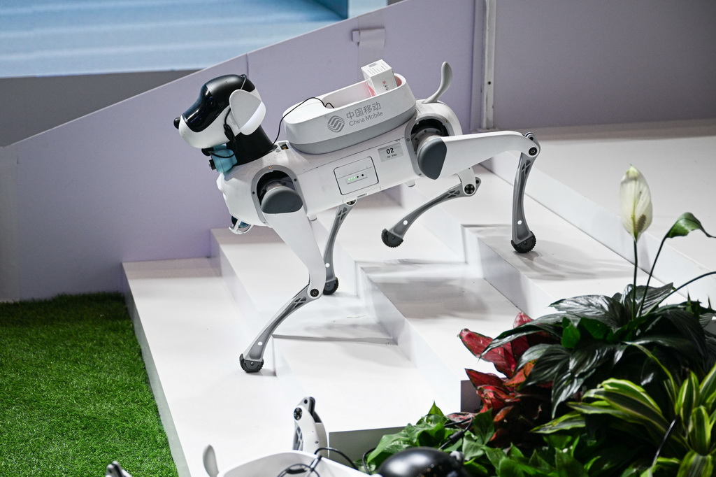 4月14日，機器狗在第五屆消博會現場演示運送藥品。新華社記者 蒲曉旭 攝