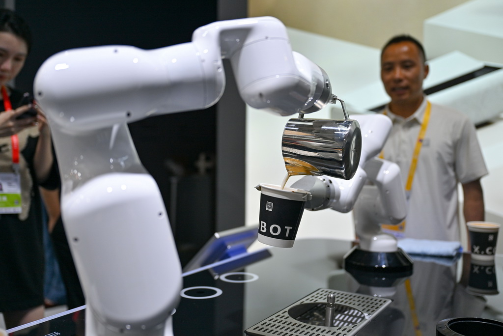 4月13日，消博會上展示的一款機器人在制作拉花咖啡。新華社記者 郭程 攝