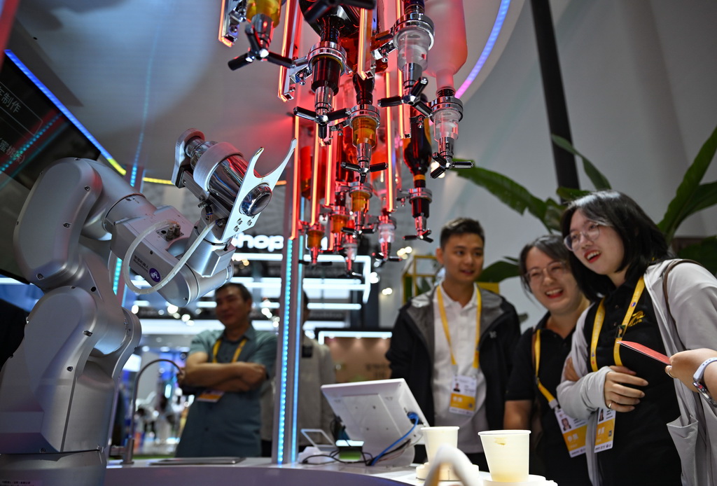 4月14日，消博會上展示的一款機器人在調酒。新華社記者 郭程 攝