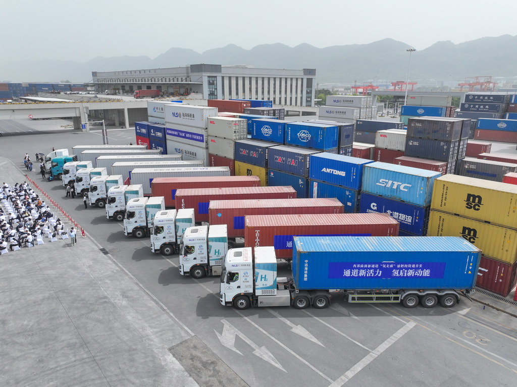4月14日，氫能重卡在陸海新通道重慶無水港等候發車（無人機照片）。