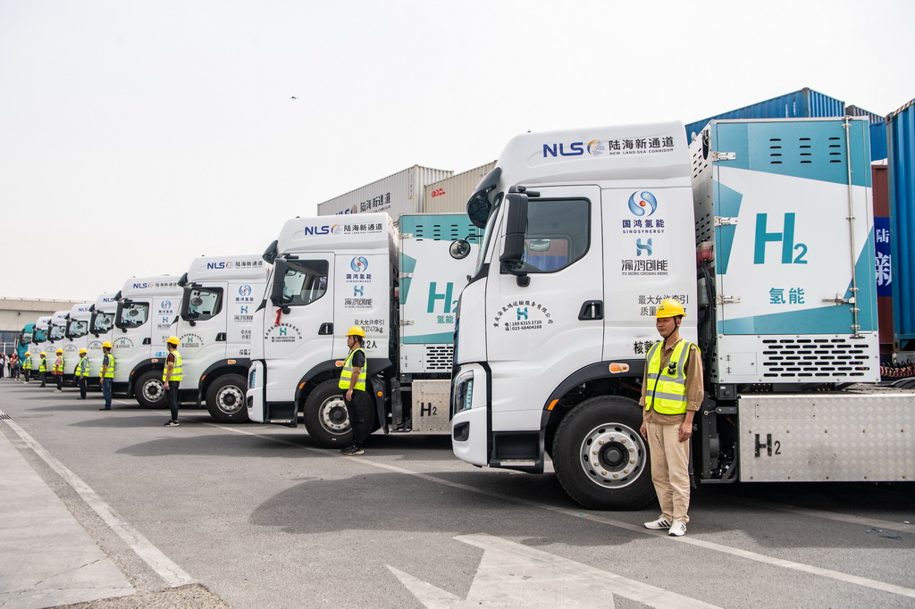 4月14日，氫能重卡在陸海新通道重慶無水港等候發車。