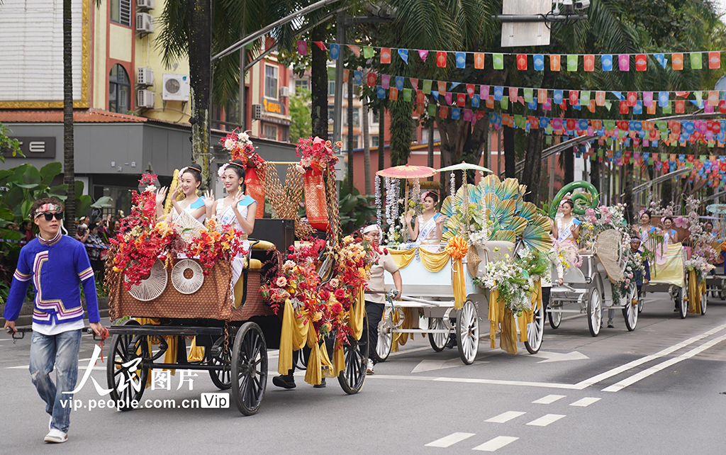 云南景洪:文化大游演 喜慶潑水節【2】