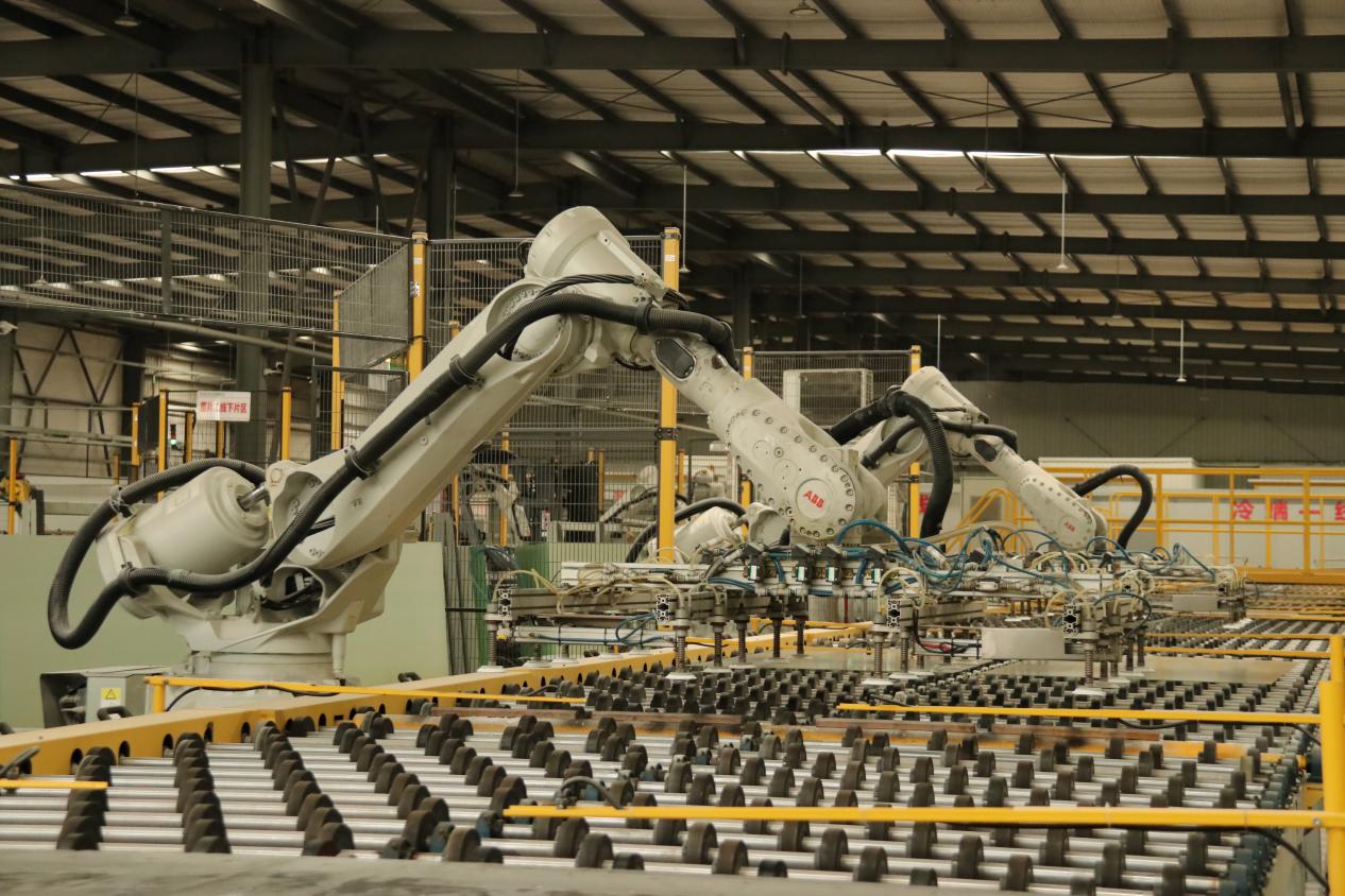 凱盛（自貢）新能源有限公司廠房內，機械臂正在裝運玻璃。劉躍忠攝