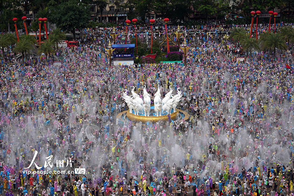 云南景洪:潑灑幸福水 慶祝潑水節【2】