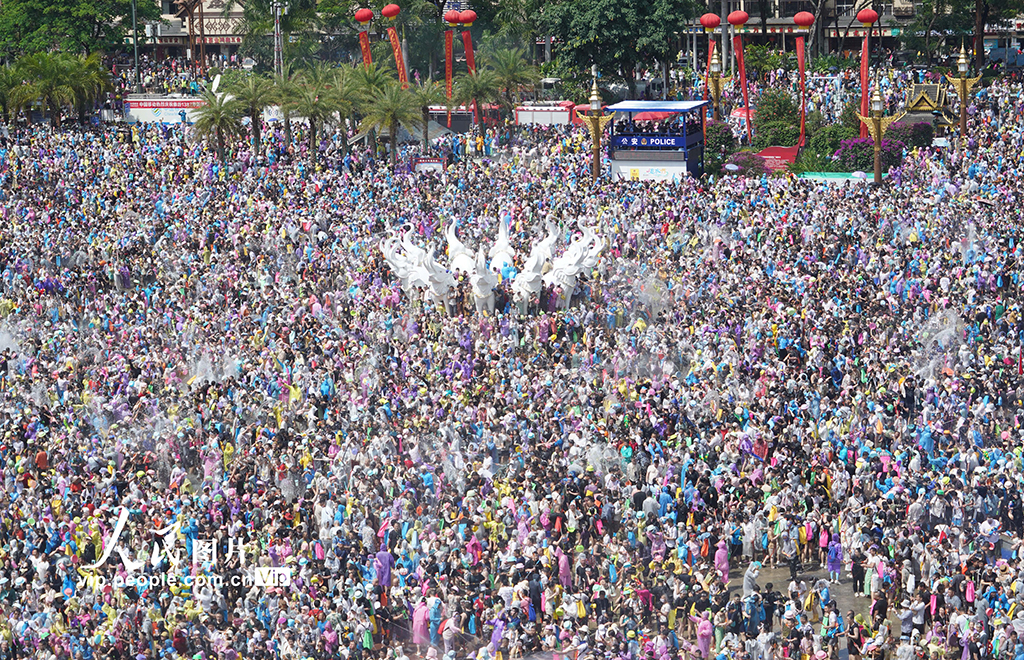 云南景洪:潑灑幸福水 慶祝潑水節【3】