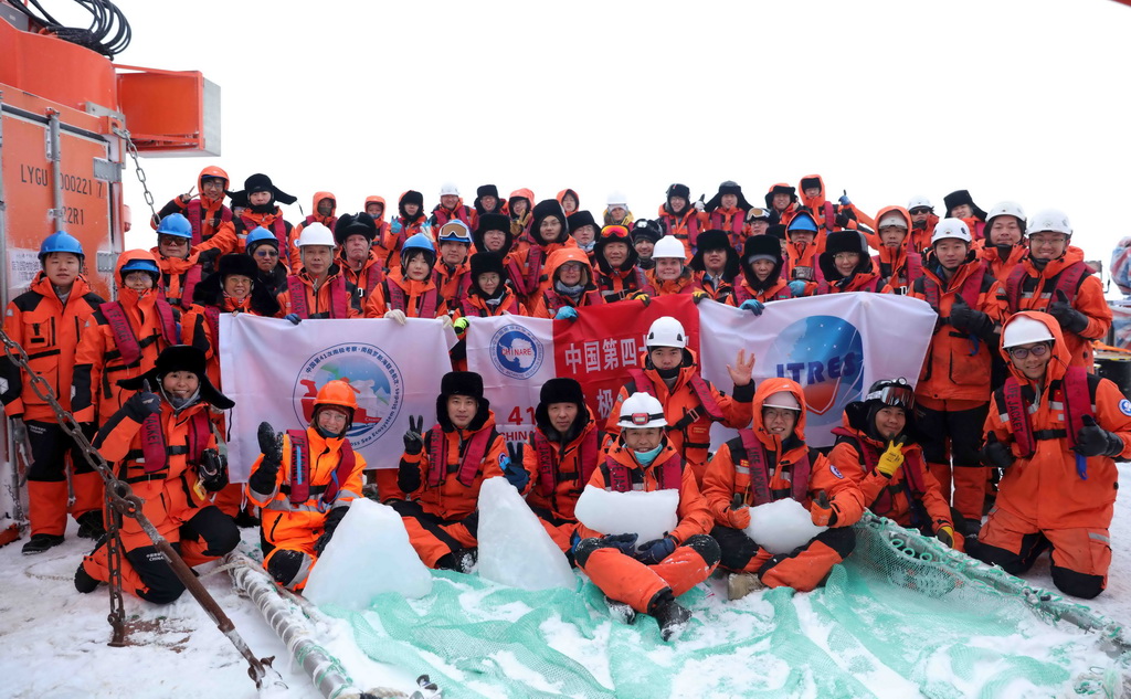 4月13日，中國第41次南極考察隊南極羅斯海聯合航次的隊員在“雪龍2”號艉甲板合影留念。