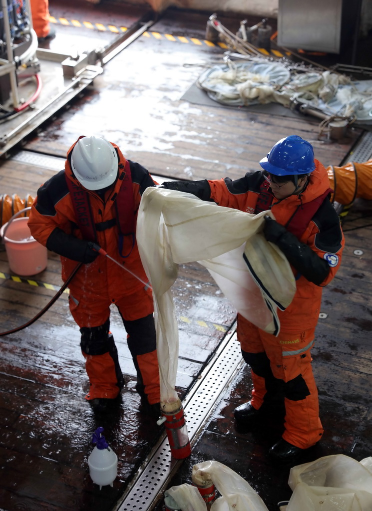 4月4日，科考隊員在“雪龍2”號上沖洗浮游生物垂直網以獲取樣本。