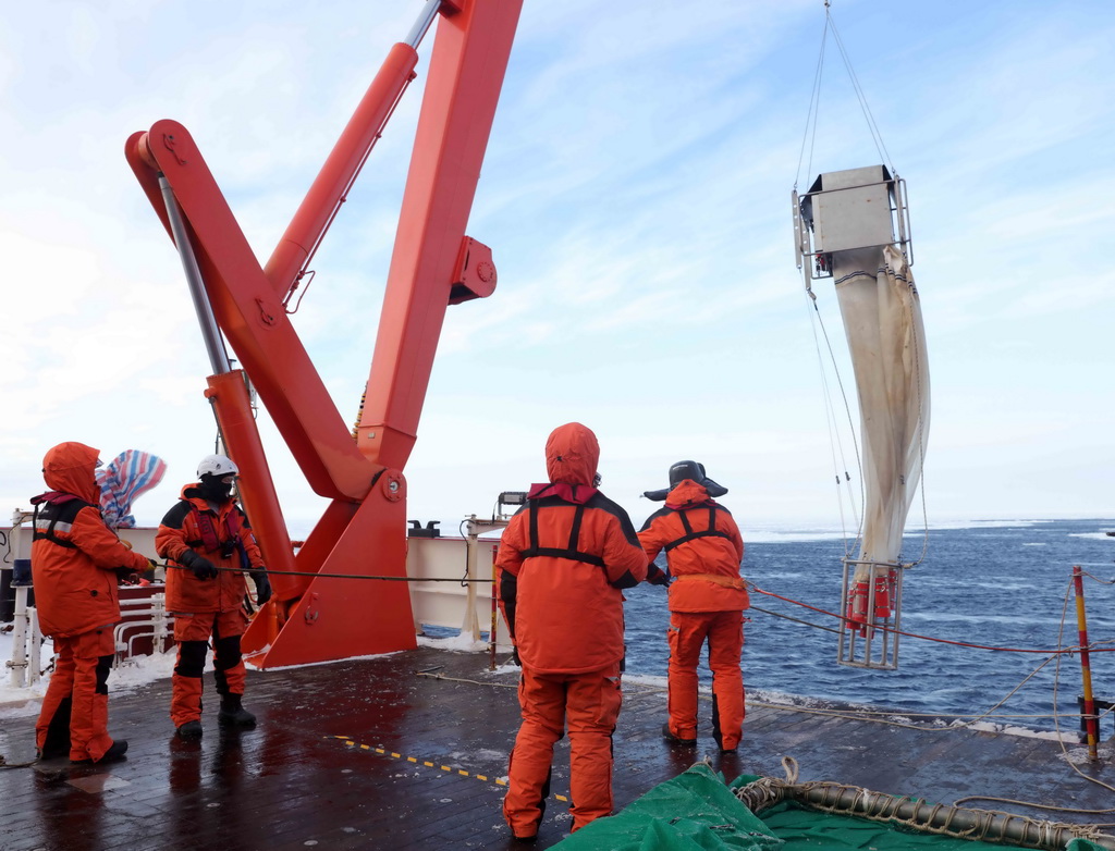 3月29日，科考隊員在“雪龍2”號艉甲板進行浮游生物垂直網作業。