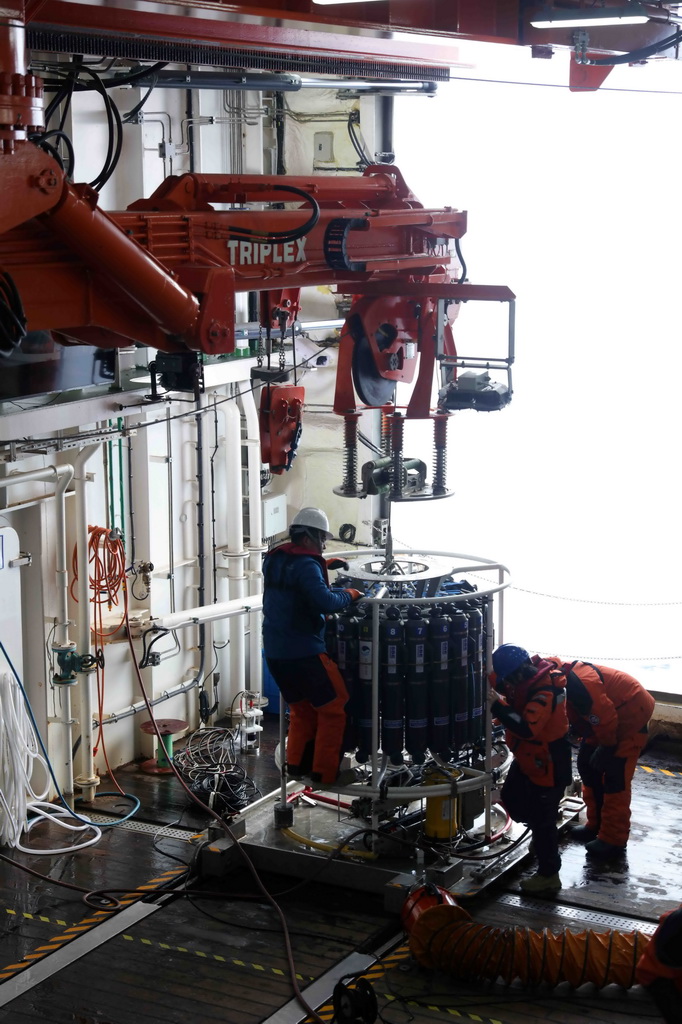 4月4日，科考隊員在“雪龍2”號上對CTD（溫鹽深剖面儀）進行維護。