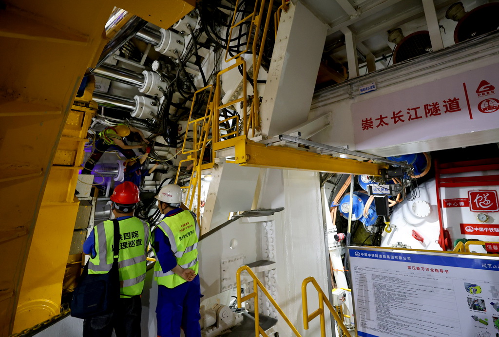4月16日，工程技術人員在“領航號”盾構機內查看施工現場。
