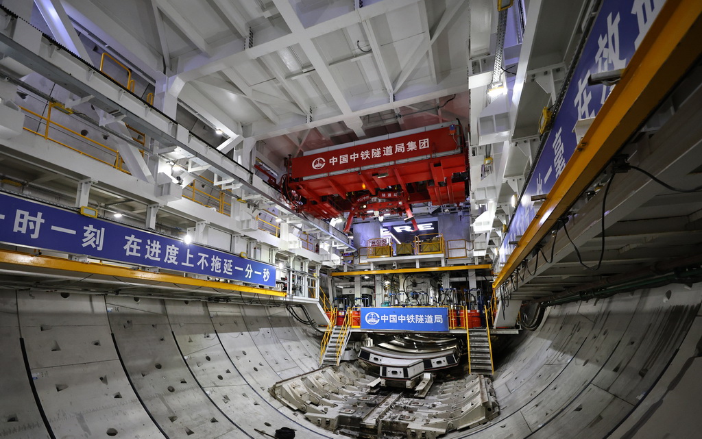 這是4月16日拍攝的“領航號”盾構機內的管片輸送軌道（下）。