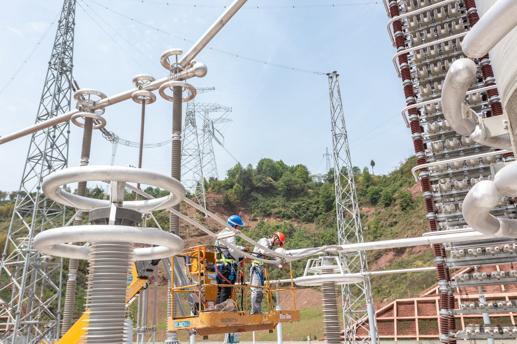 4月16日，安徽送變電工程有限公司施工人員在“疆電入渝”特高壓工程渝北換流站建設現場對直流避雷器設備進行調試驗收（無人機照片）。新華社記者 黃偉 攝