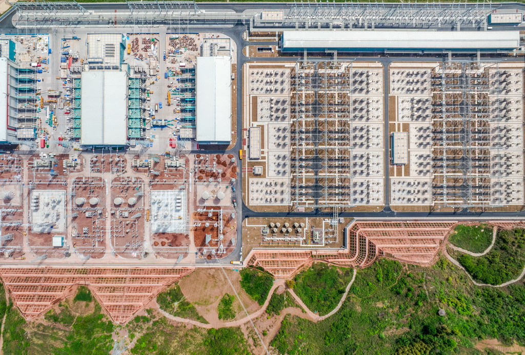 這是4月16日拍攝的建設中的“疆電入渝”特高壓工程渝北換流站（無人機照片）。新華社發（鄭賢列攝）