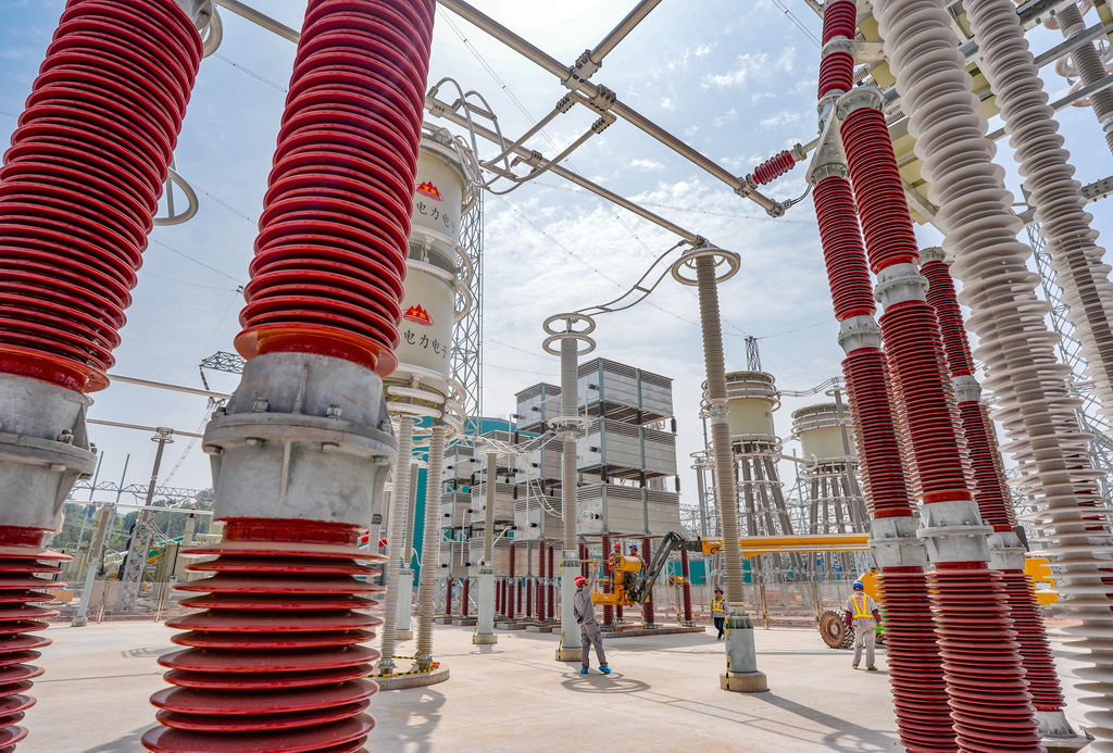 4月16日，安徽送變電工程有限公司施工人員在“疆電入渝”特高壓工程渝北換流站建設現場作業。新華社發（鄭賢列攝）