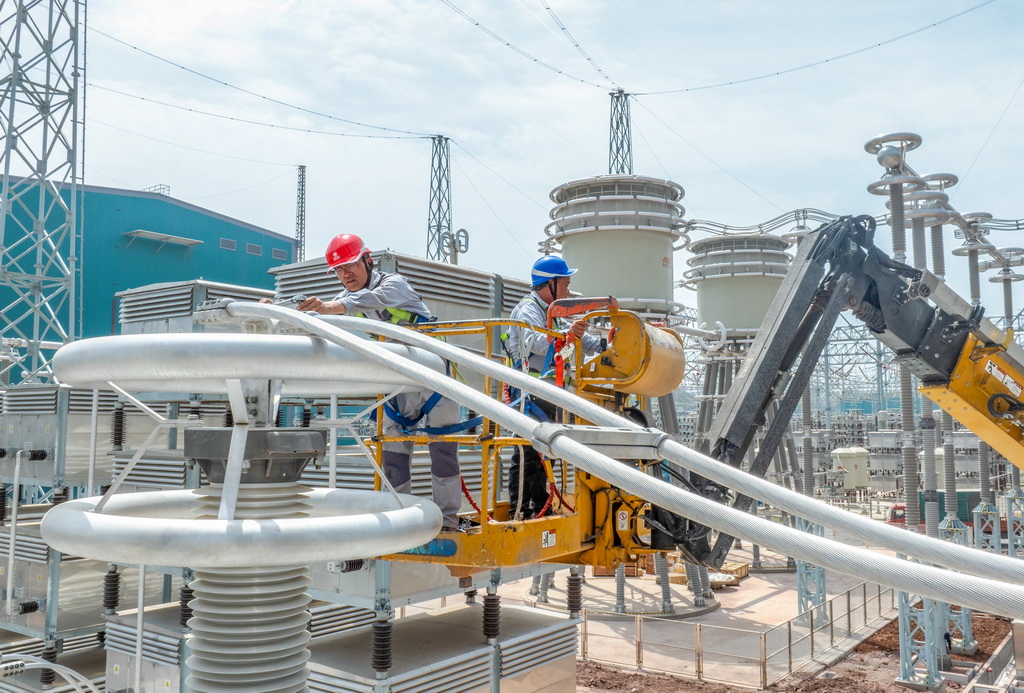 4月16日，安徽送變電工程有限公司施工人員在“疆電入渝”特高壓工程渝北換流站建設現場作業。新華社發（鄭賢列攝）