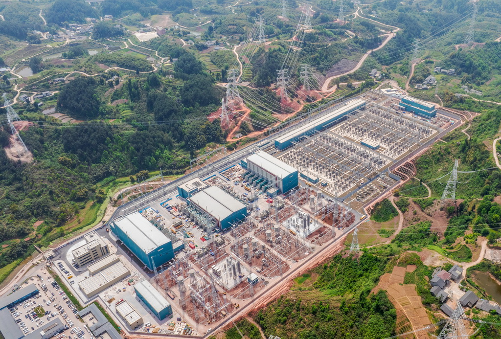 這是4月16日拍攝的建設中的“疆電入渝”特高壓工程渝北換流站（無人機照片）。新華社發（鄭賢列攝）