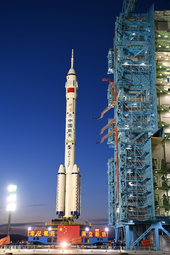 4月16日，神舟二十號載人飛船與長征二號F遙二十運載火箭組合體在垂直轉運中。新華社發（汪江波 攝）